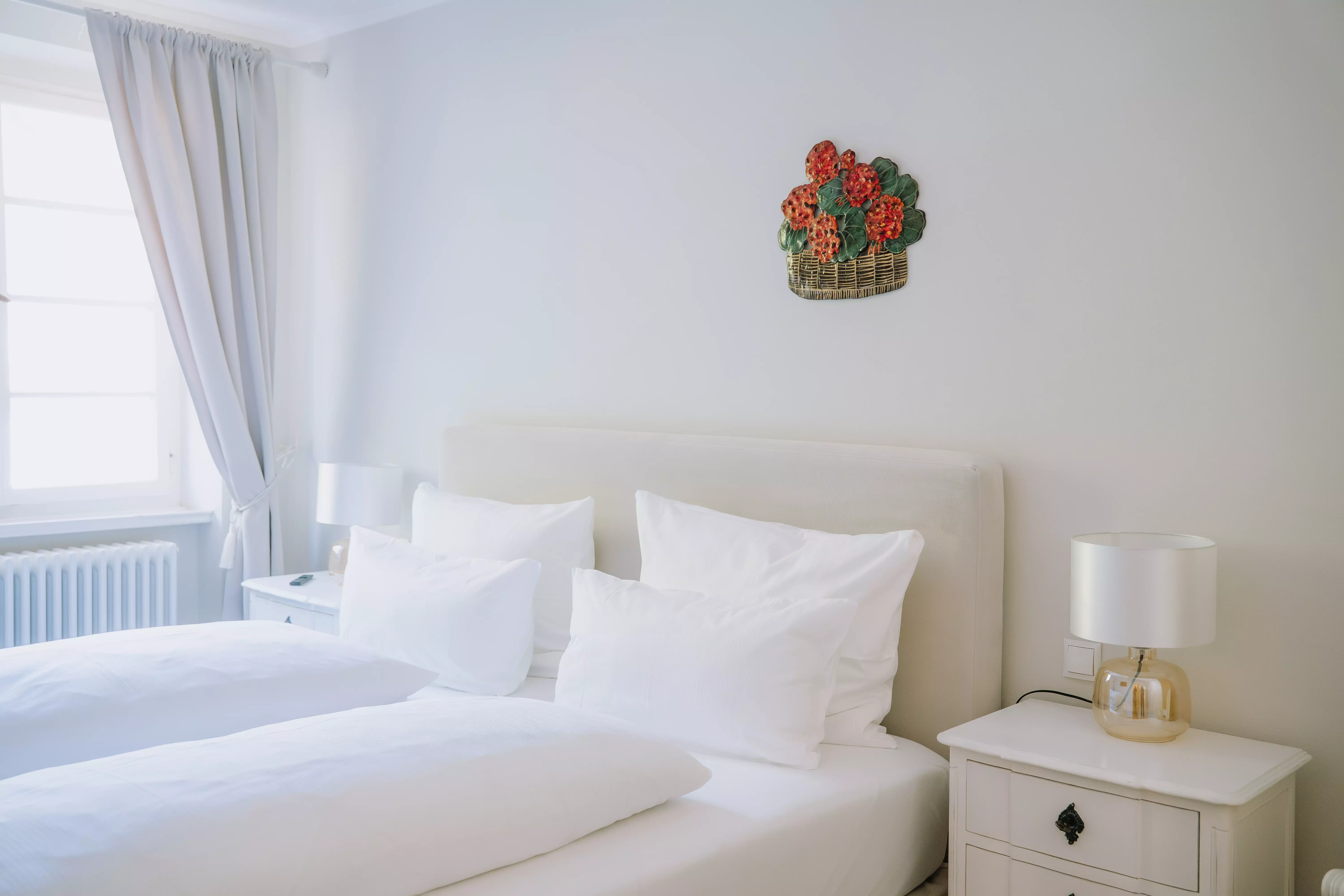 Zimmeransicht mit Doppelbett im Karolingerhof